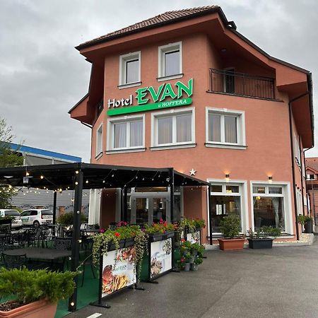 Hotel Evan U Hoffera Topoľcany Bagian luar foto