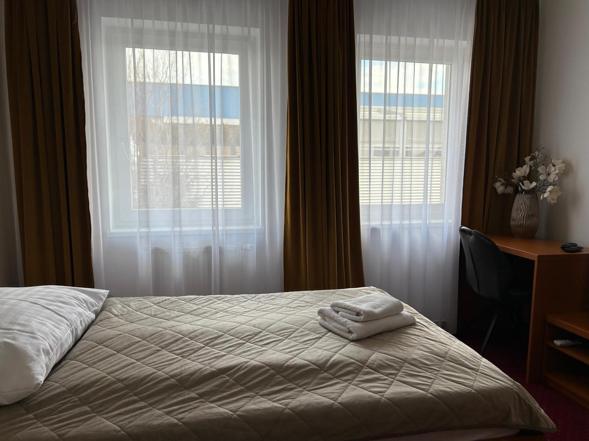 Hotel Evan U Hoffera Topoľcany Bagian luar foto