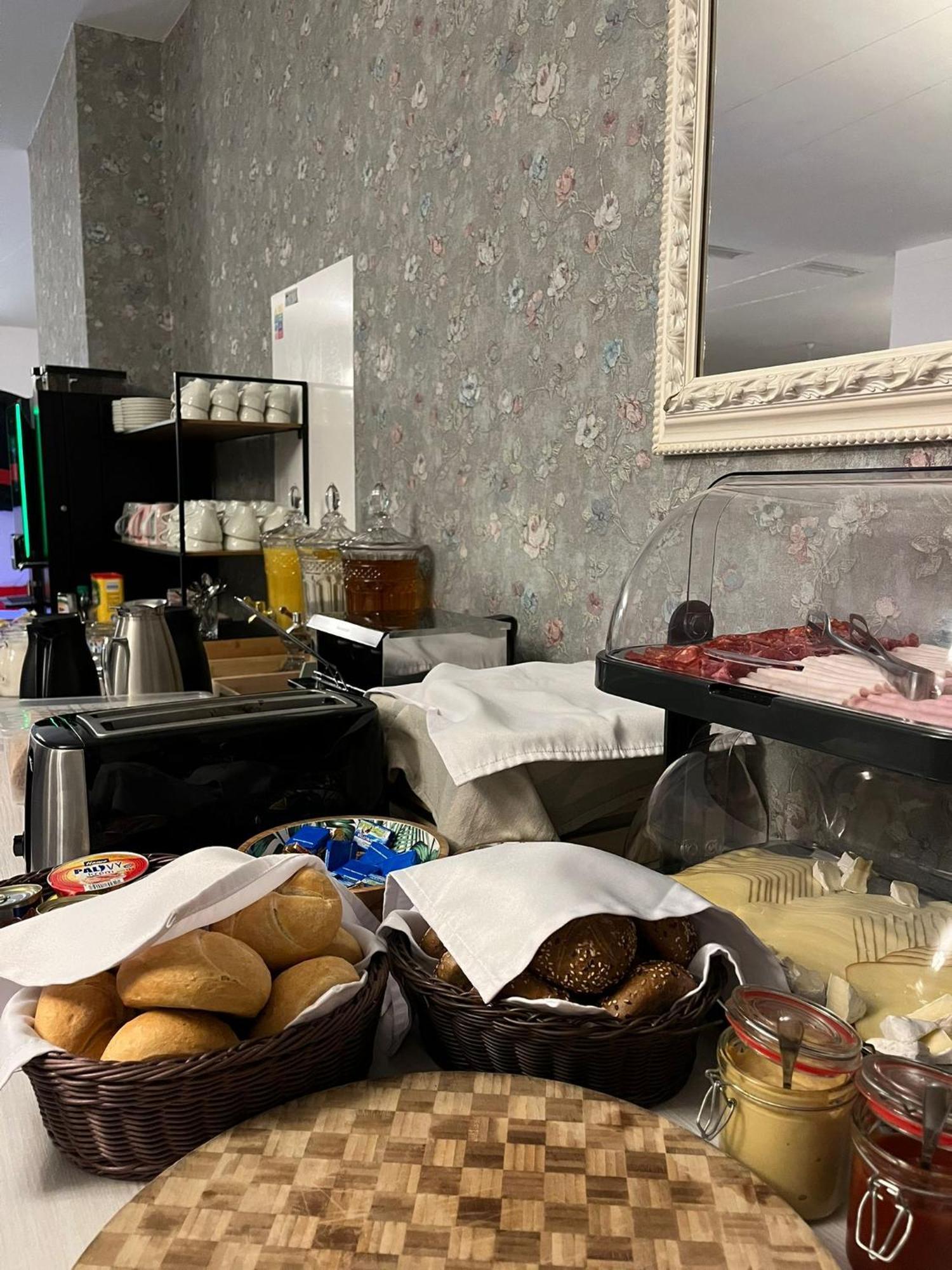 Hotel Evan U Hoffera Topoľcany Bagian luar foto